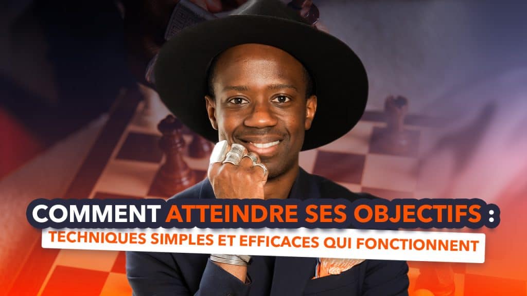 Homme souriant avec chapeau devant échiquier.