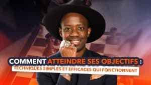 Homme souriant avec chapeau devant échiquier.