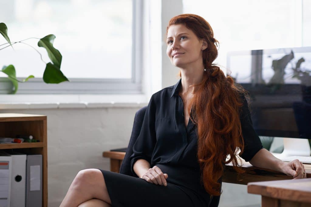 Femme assise dans un bureau lumineux.