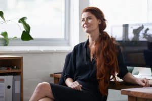 Femme assise dans un bureau lumineux.