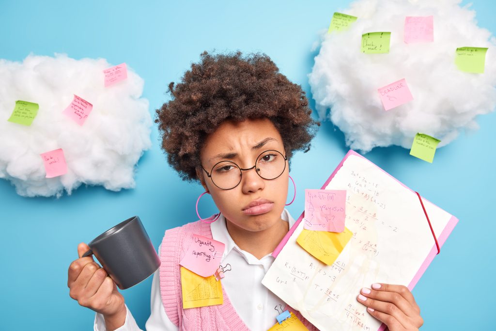 Personne frustrée avec tasse, cahier et post-its