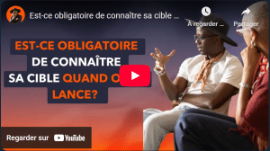 Deux personnes discutent d'une stratégie commerciale.